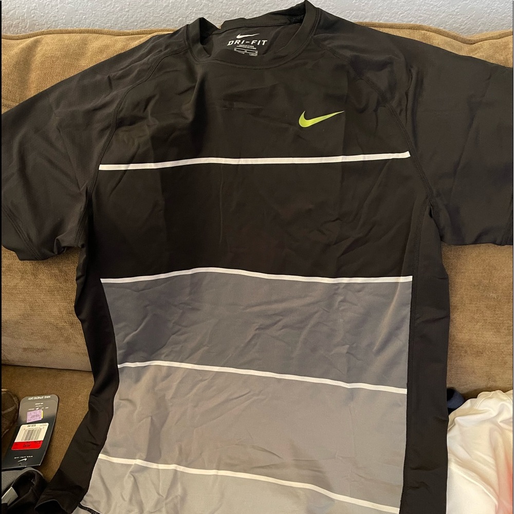 NIKE TENNIS SHIRT 100% POLYESTER BLACK/WHITE COLOR SIZE MEDIUM MENS